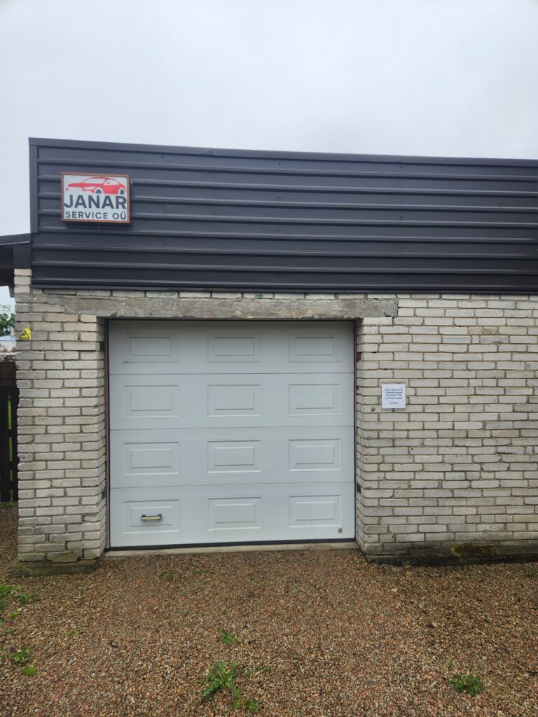 Janar Service töökoja hoone koos ettevõtte logoga – soodne autoremonditöökoda Rakveres